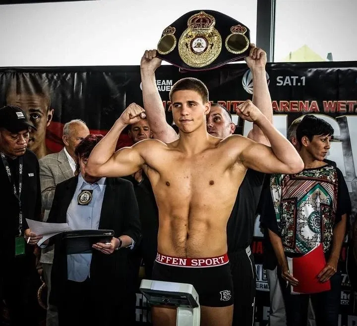 Якоб Банк на взвешивании с чемпионским поясом WBO Global перед боксерским поединком.