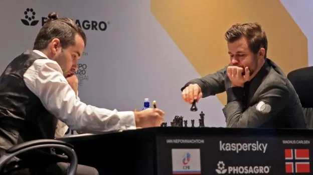 Магнус Карлсен во время матча за звание чемпиона мира по шахматам против Яна Непомнящего в Дубае. 2021 год