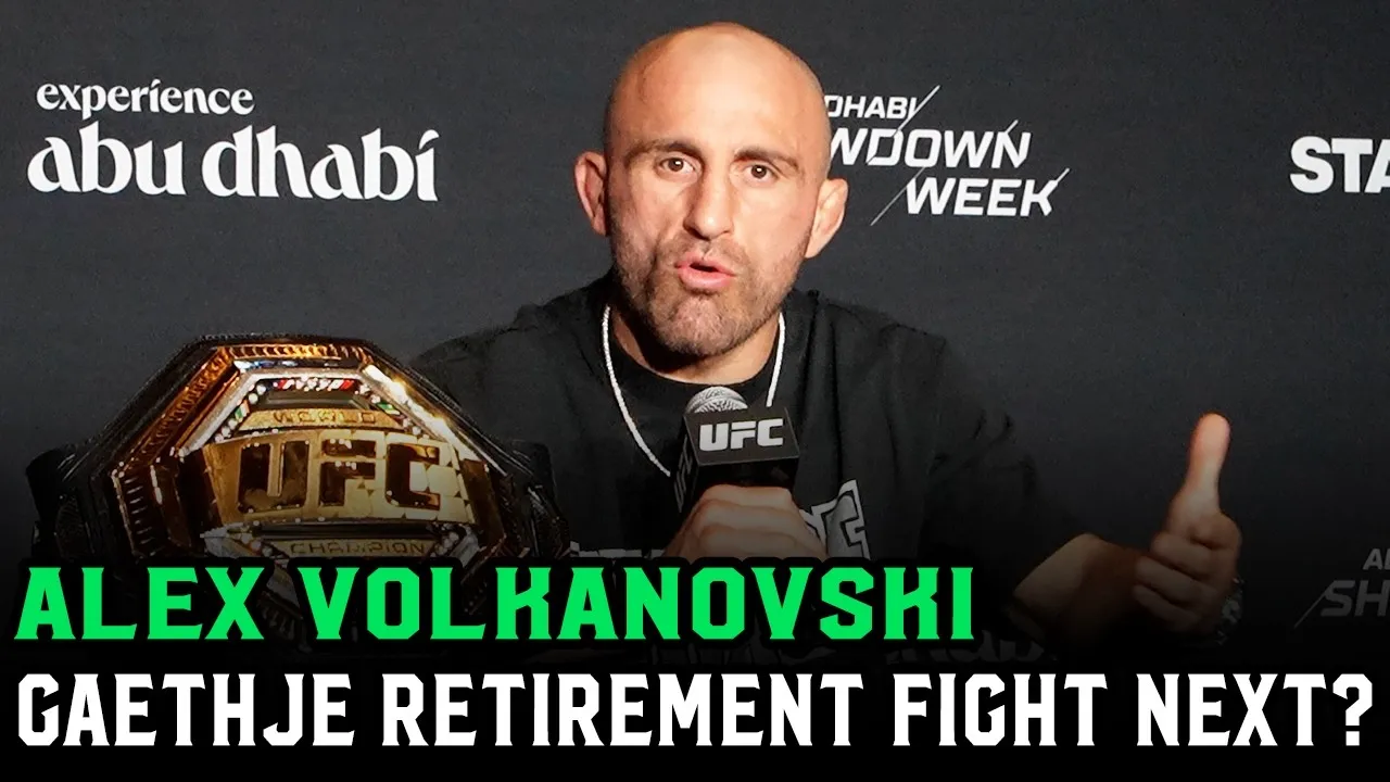 Боец ММА Александр Волкановски на пресс-конференции UFC с чемпионским поясом