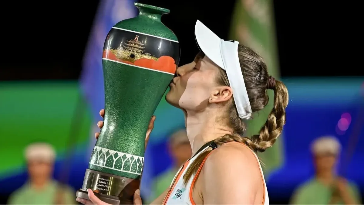 Елена Рыбакина с трофеем турнира Ningbo Open категории WTA 500 в 2025 году.