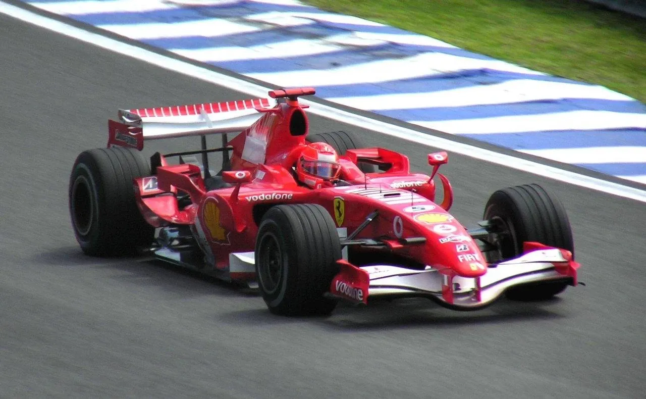 Михаэль Шумахер за рулём Ferrari 248 F1 на Гран-при Бразилии 22 октября 2006 года — последней гонке немца за итальянскую команду.