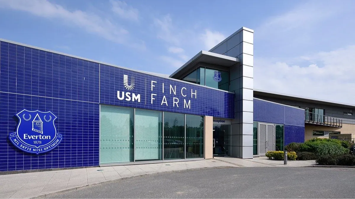 Тренировочная база «Эвертона» Finch Farm с символикой спонсора USM. Архивное фото 2017 года.