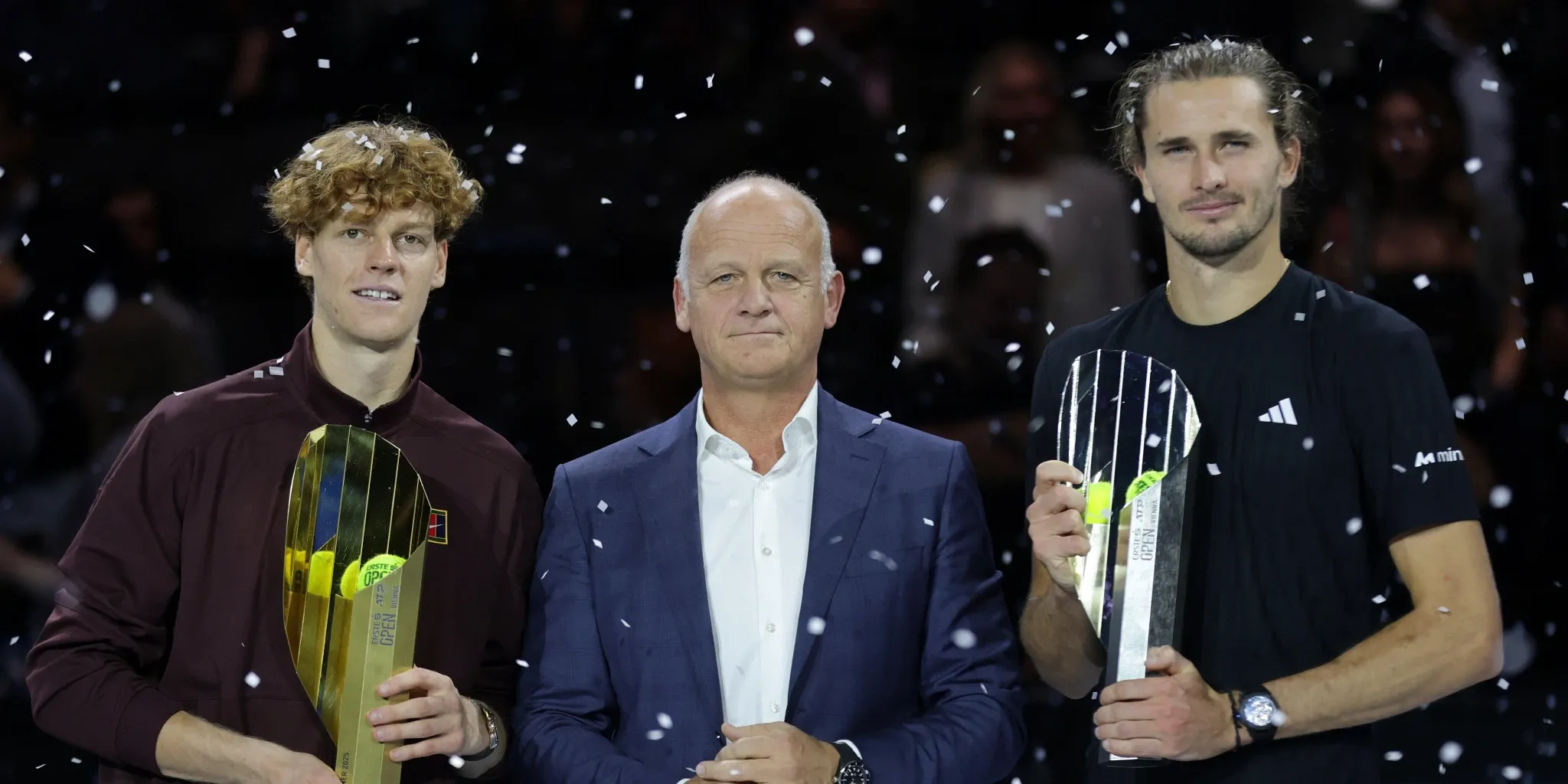 Александр Зверев с наградой финалиста Erste Bank Open 2025 в Вене. Архивное фото.
