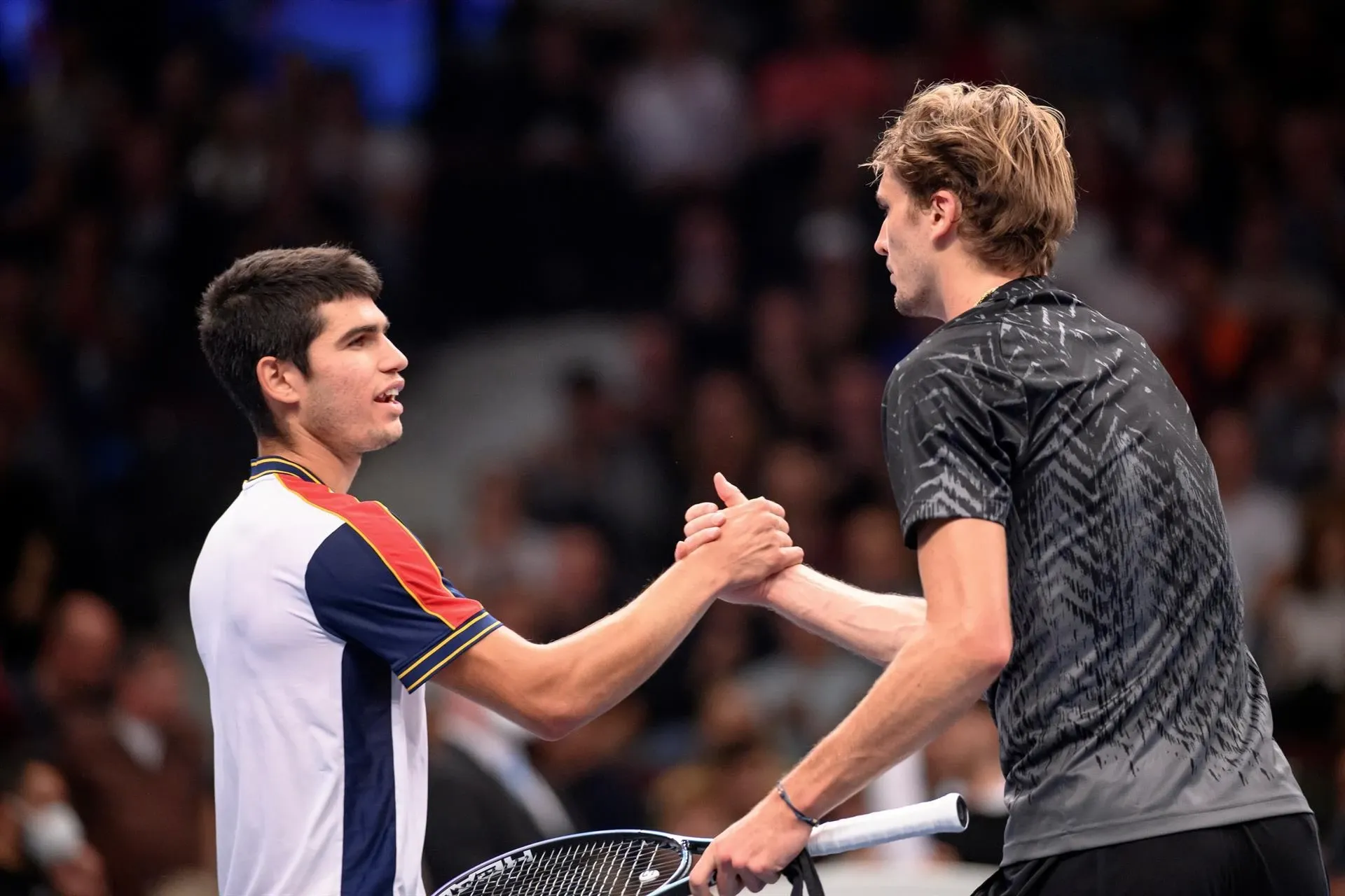 Карлос Алькарас и Александр Зверев после полуфинала Erste Bank Open 2021, завершившегося победой немецкого теннисиста. Архивное фото.
