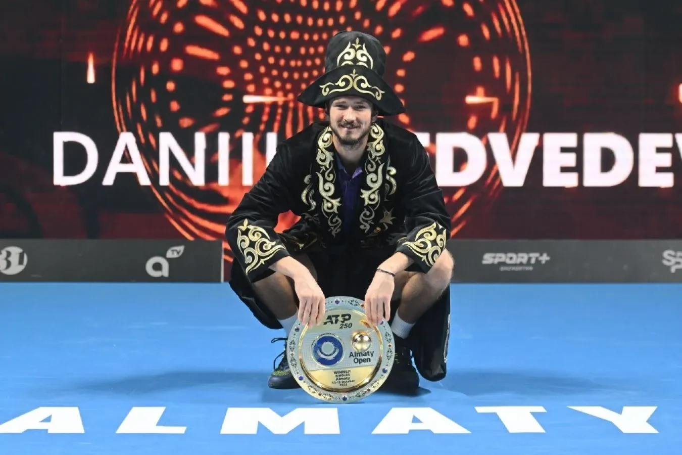 Даниил Медведев с трофеем победителя Almaty Open 2025