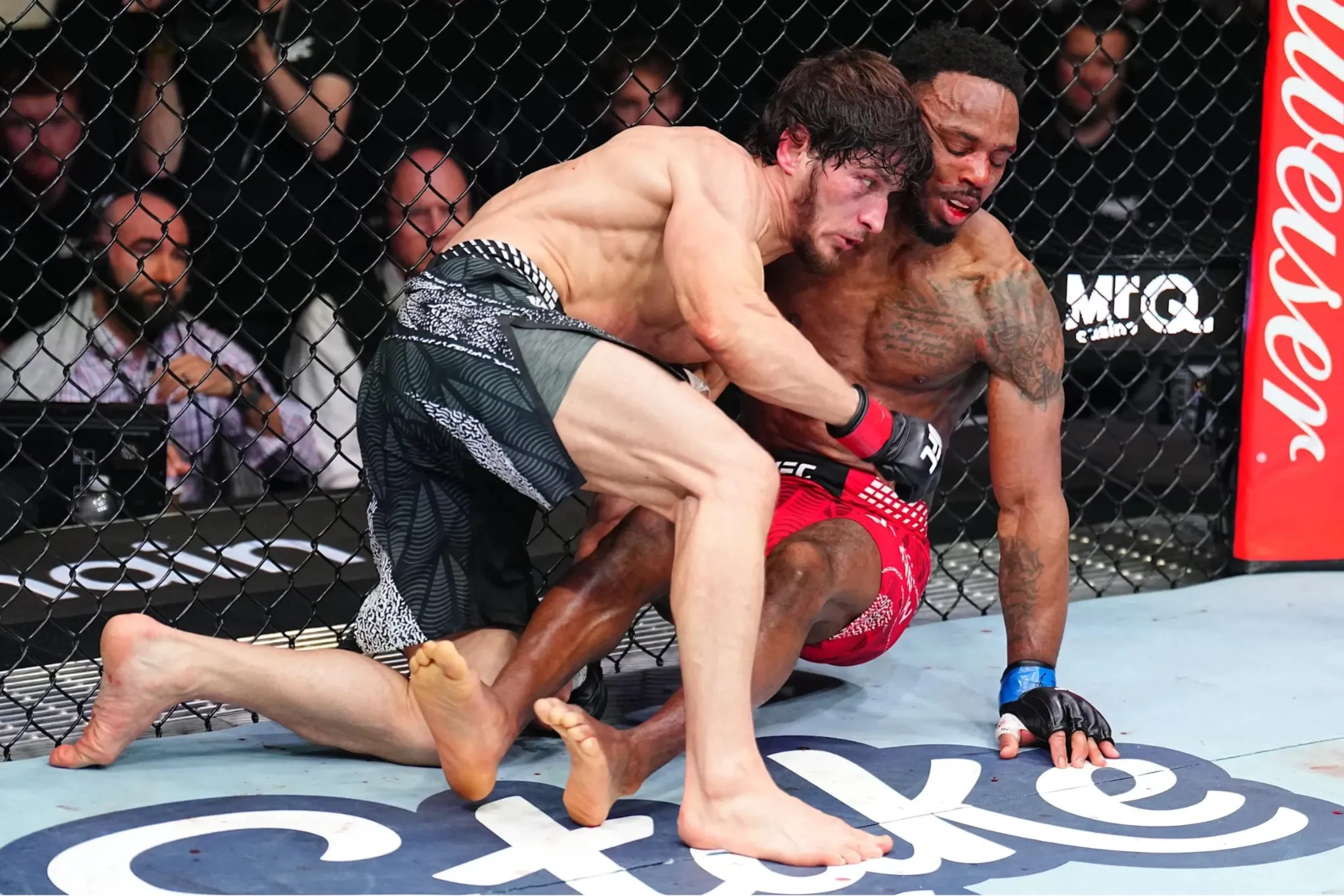 Мовсар Евлоев борется с Лероном Мерфи на турнире UFC в Лондоне 21 марта 2026 года. Архивное фото.
