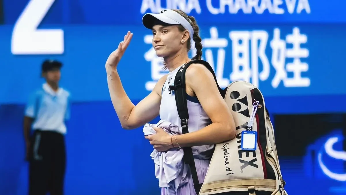 Рыбакина перед игрой на корте