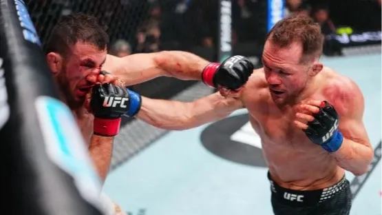 Петр Ян наносит удар Мерабу Двалишвили во время титульного поединка UFC 333 в Абу-Даби.