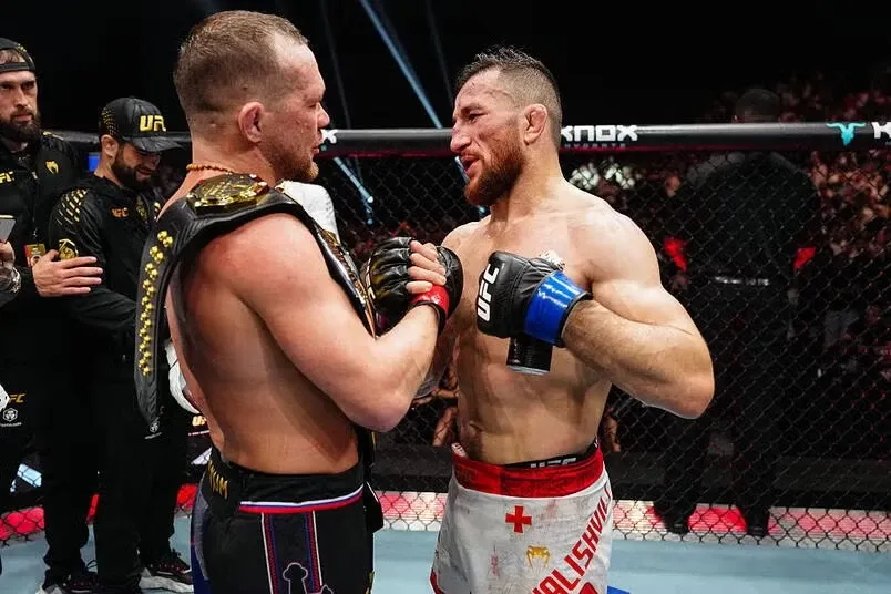 Петр Ян и Мераб Двалишвили разговаривают после чемпионского боя на UFC 333
