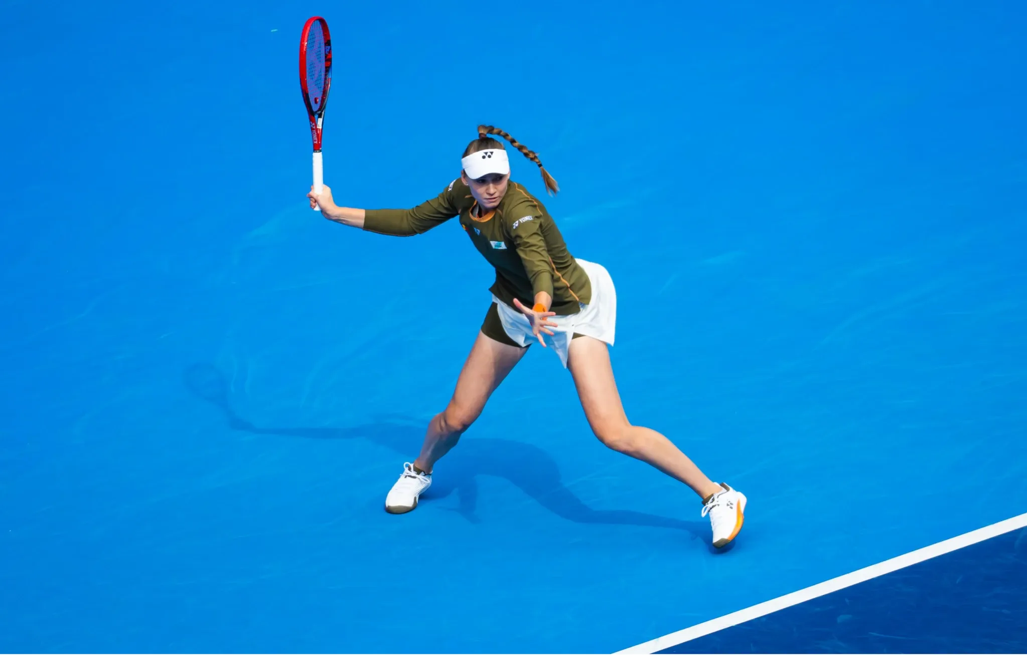 Елена Рыбакина выполняет удар на турнире Toray Pan Pacific Open в Токио, октябрь 2025 года.