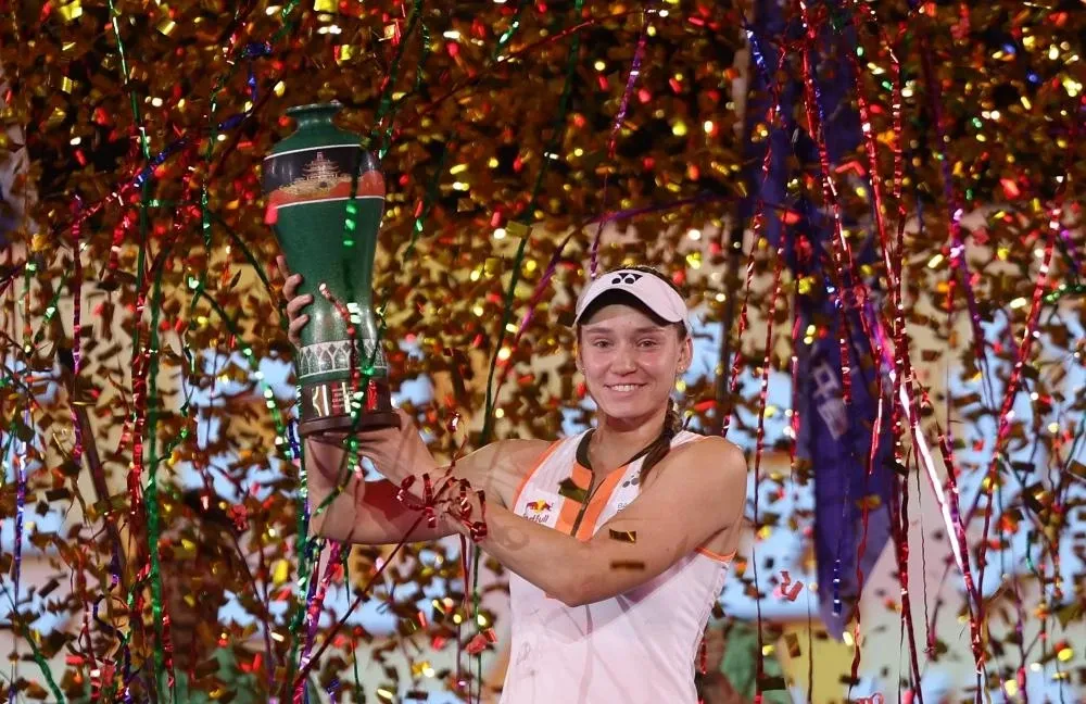 Елена Рыбакина с чемпионским трофеем турнира в Нинбо, 19 октября 2025 года