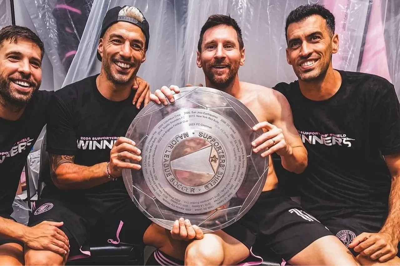 Лионель Месси и Серхио Бускетс с трофеем Supporters’ Shield, который «Интер Майами» завоевал в 2024 году.