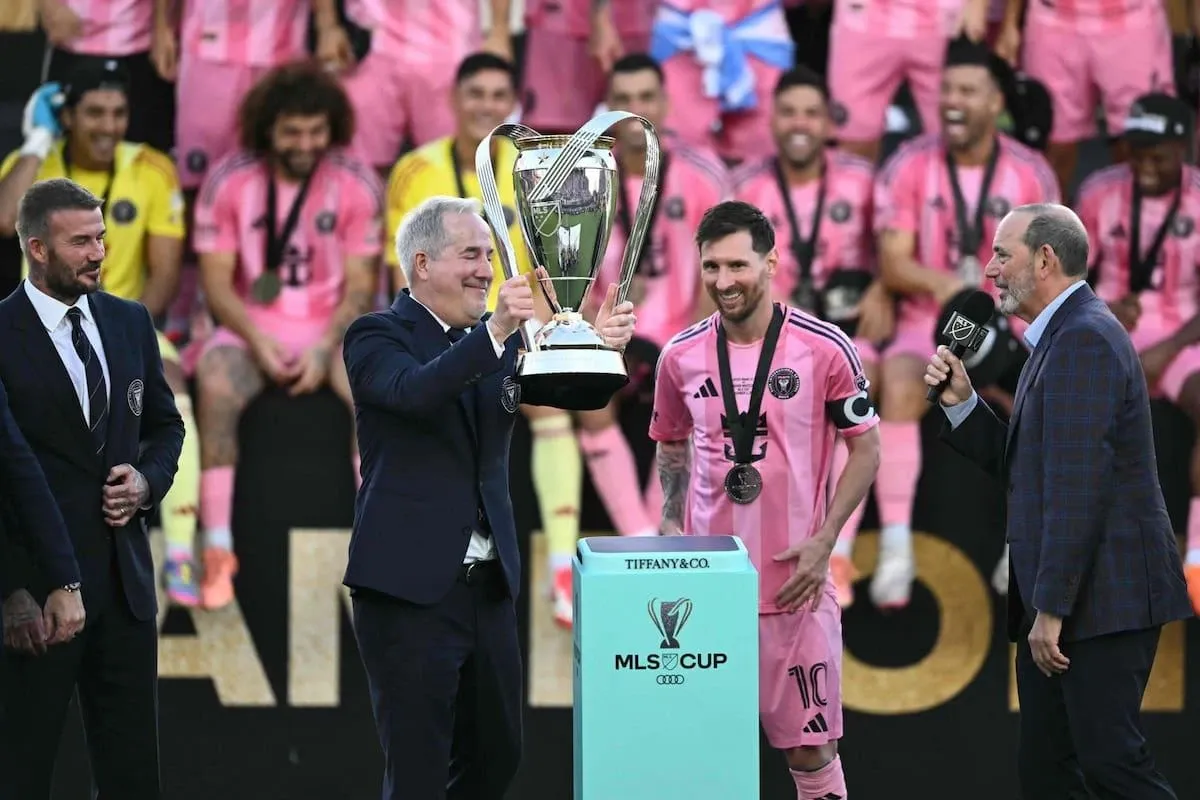 Хорхе Мас поднимает Кубок MLS рядом с Лионелем Месси после победы «Интер Майами» в финале 6 декабря 2025 года