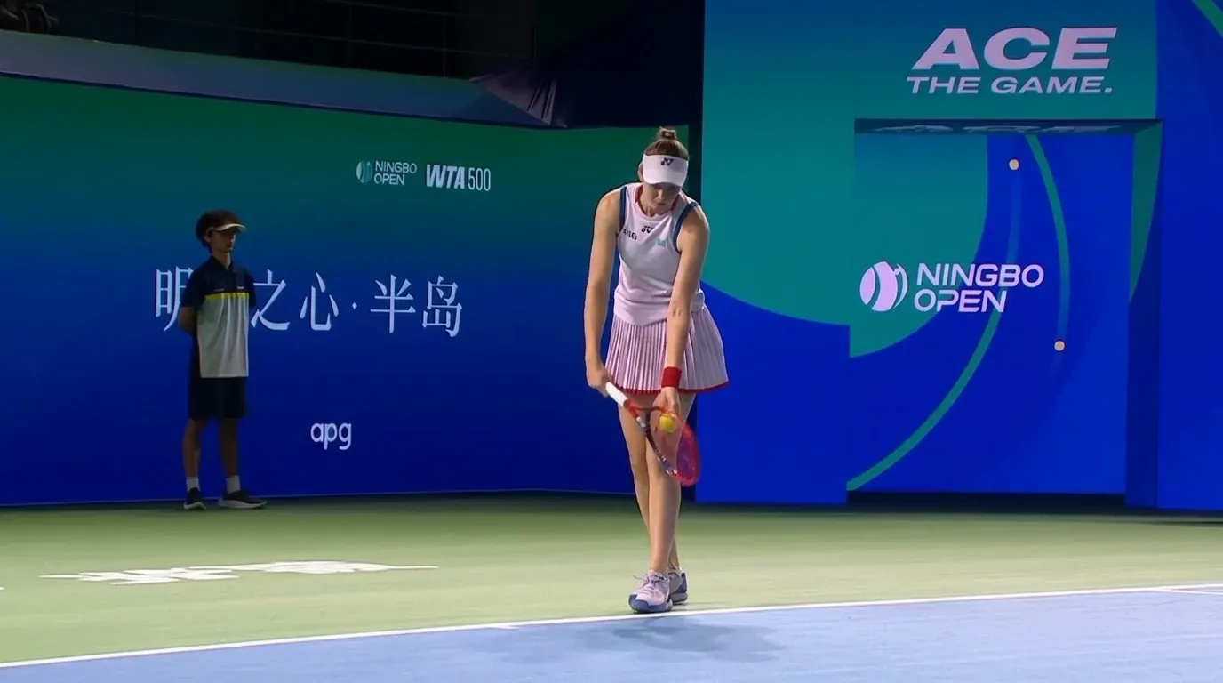 Елена Рыбакина в финале турнира WTA 500 в Нинбо, где она обыграла Лейлу Фернандес и защитила титул.