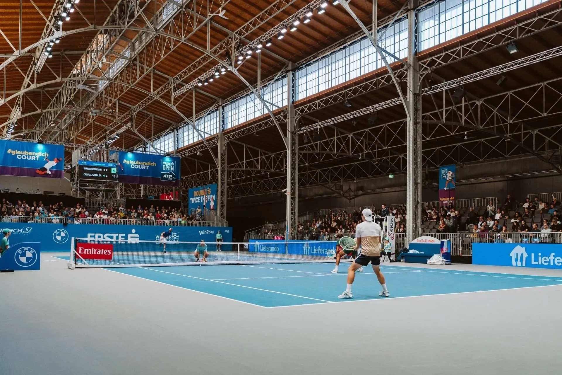 Теннисный корт внутри исторической Marx Halle, дополнительной площадки Erste Bank Open в Вене.