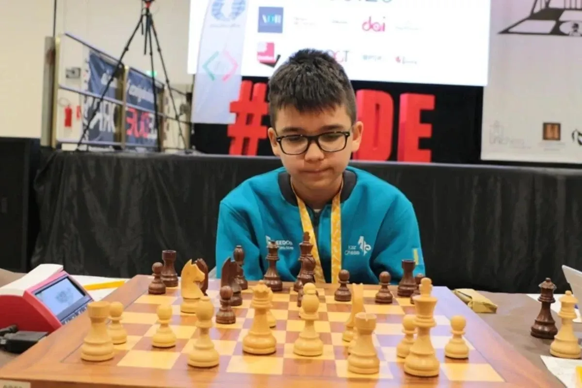 Казахстанский шахматист Марк Смирнов во время юношеского чемпионата мира 2025 года