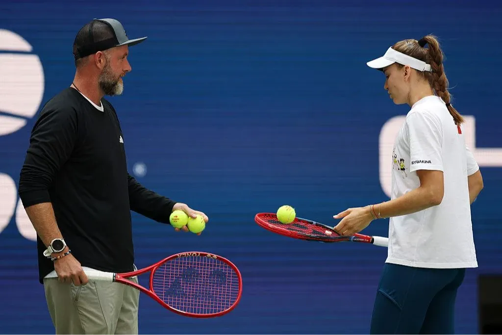 Станислав Хмарский во время тренировки Елены Рыбакиной на US Open 2026