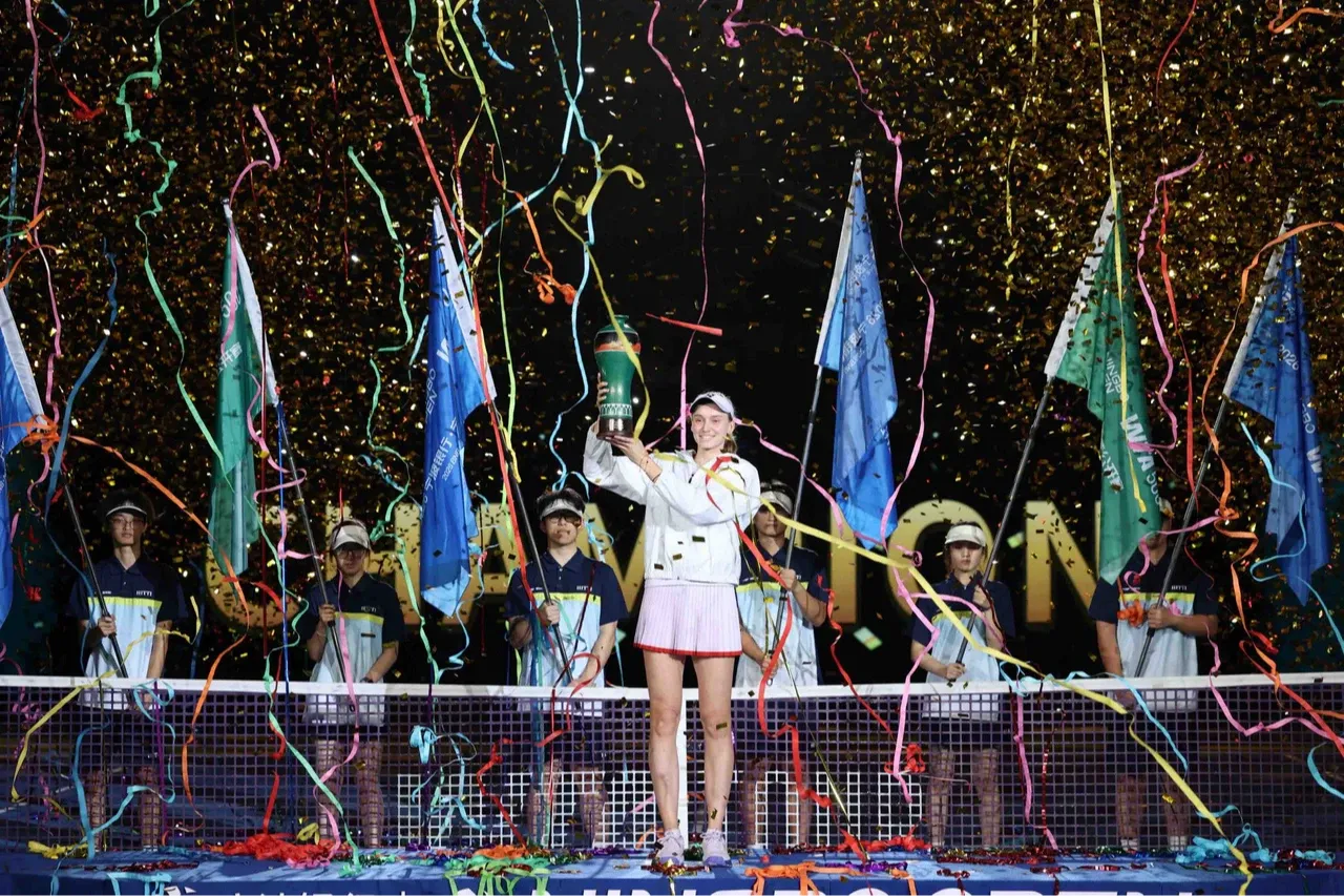 Елена Рыбакина с чемпионским кубком после победы на турнире WTA 500 в Нинбо, 25 октября 2026 года