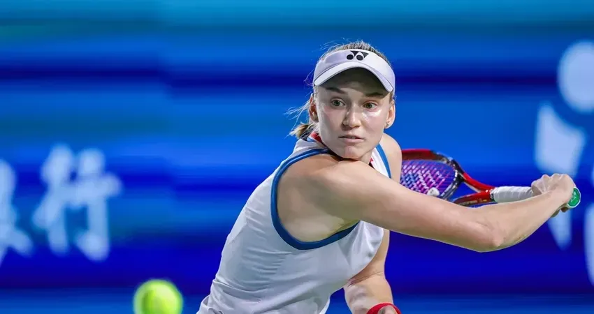 Елена Рыбакина во время стартового матча на турнире WTA 500 в Нинбо, 22 октября 2026