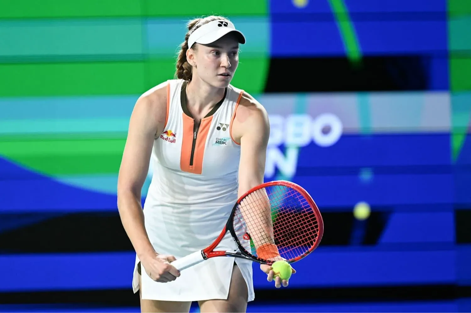 Елена Рыбакина готовится выполнить подачу во время турнира в Нинбо в 2025 году