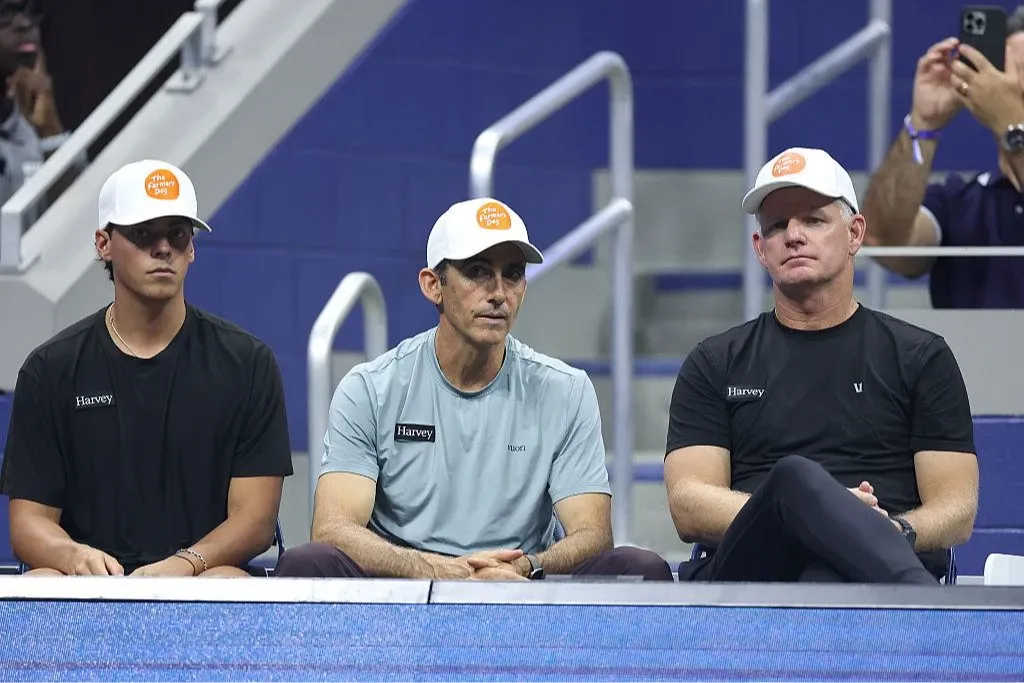 Марк Ноулз и Марк Мерклайн наблюдают за матчем Джессики Пегулы на US Open 10 сентября 2026 года