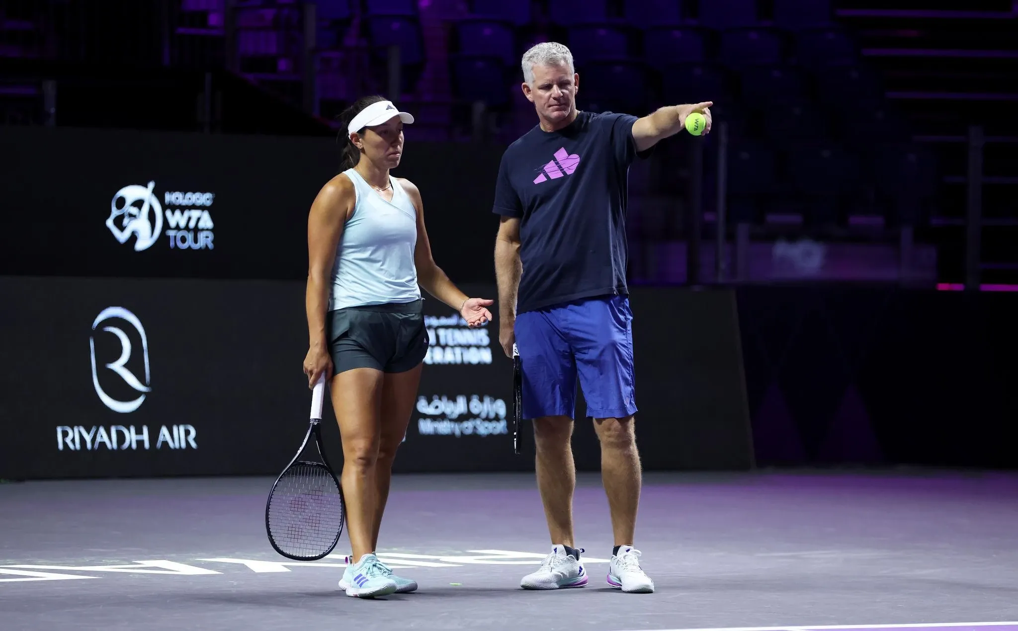 Джессика Пегула и Марк Ноулз во время подготовки к Итоговому турниру WTA в Эр-Рияде в 2024 году