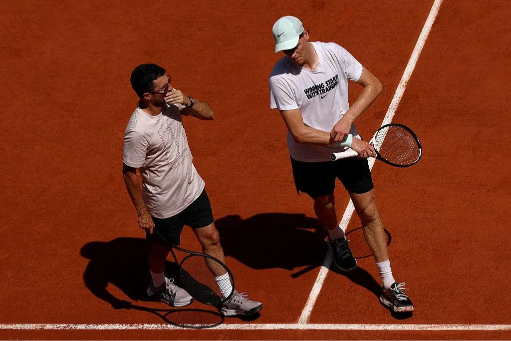 Янник Синнер и Симоне Ваньоцци во время тренировки перед Roland Garros в мае 2026 года.
