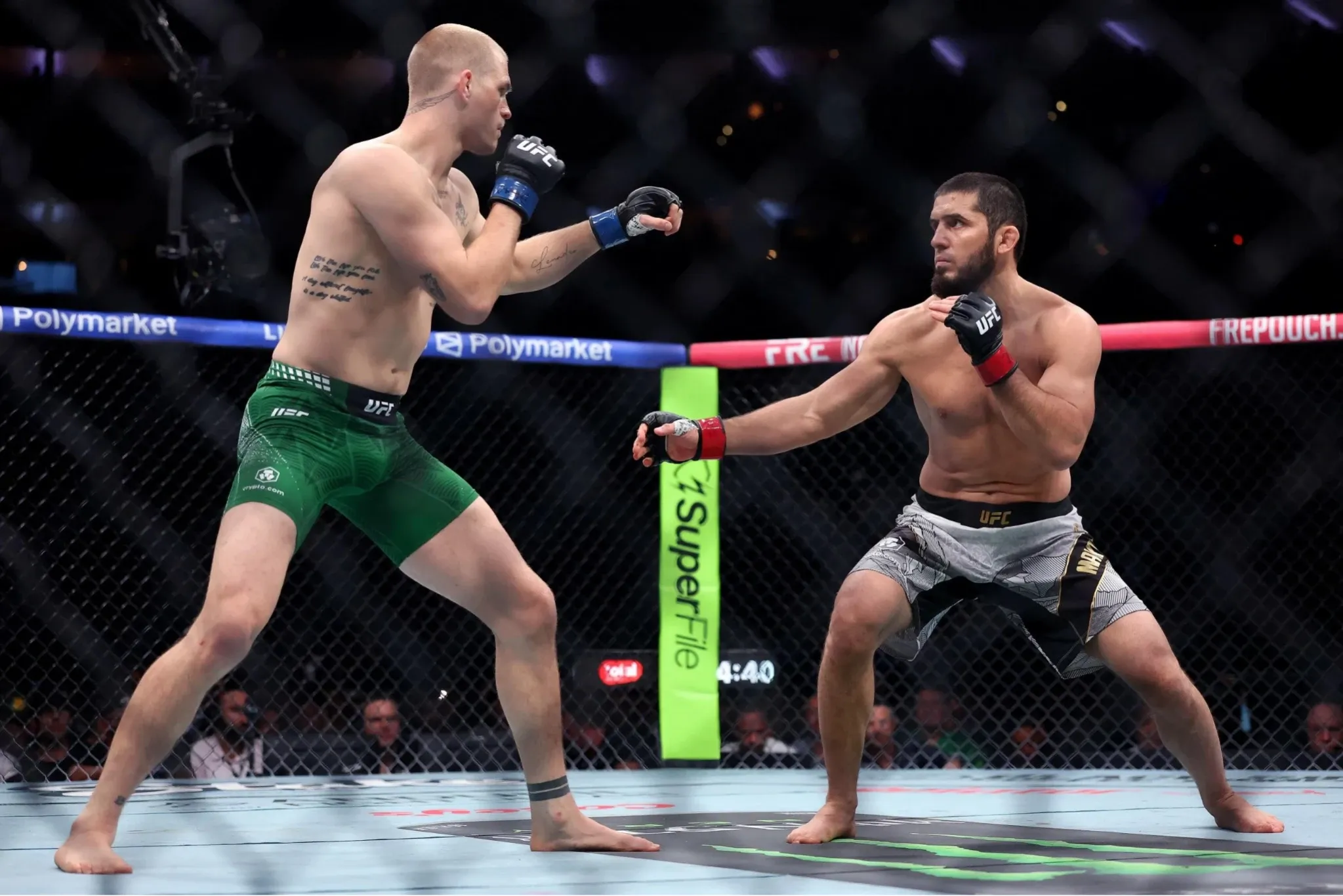 Ислам Махачев во время титульного поединка против Иэна Мачадо Гэрри на UFC 330, 15 августа 2026 года