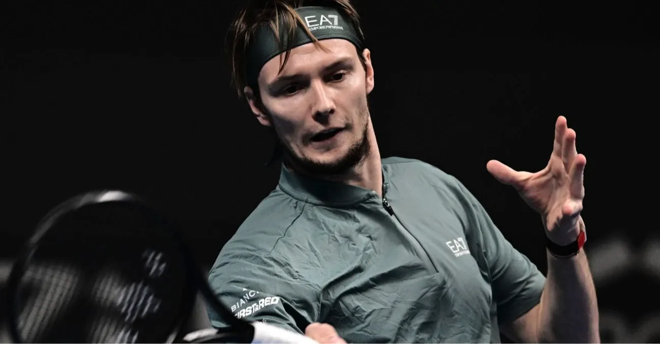 Александр Бублик во время Almaty Open-2026. Из-за травмы колена казахстанец не смог завершить полуфинальный матч.