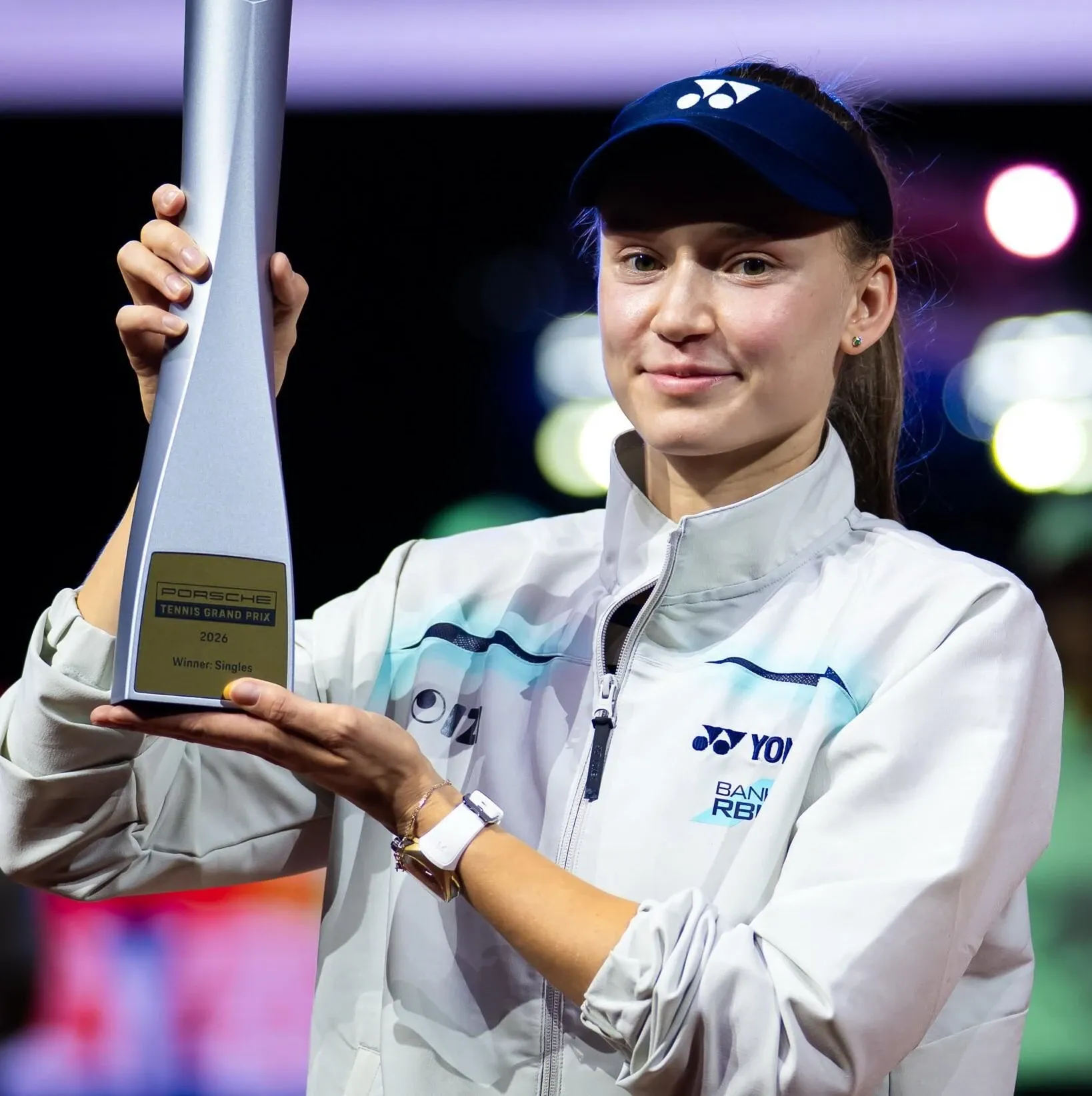 Елена Рыбакина с чемпионским кубком турнира WTA 500 в Штутгарте, апрель 2026 года.