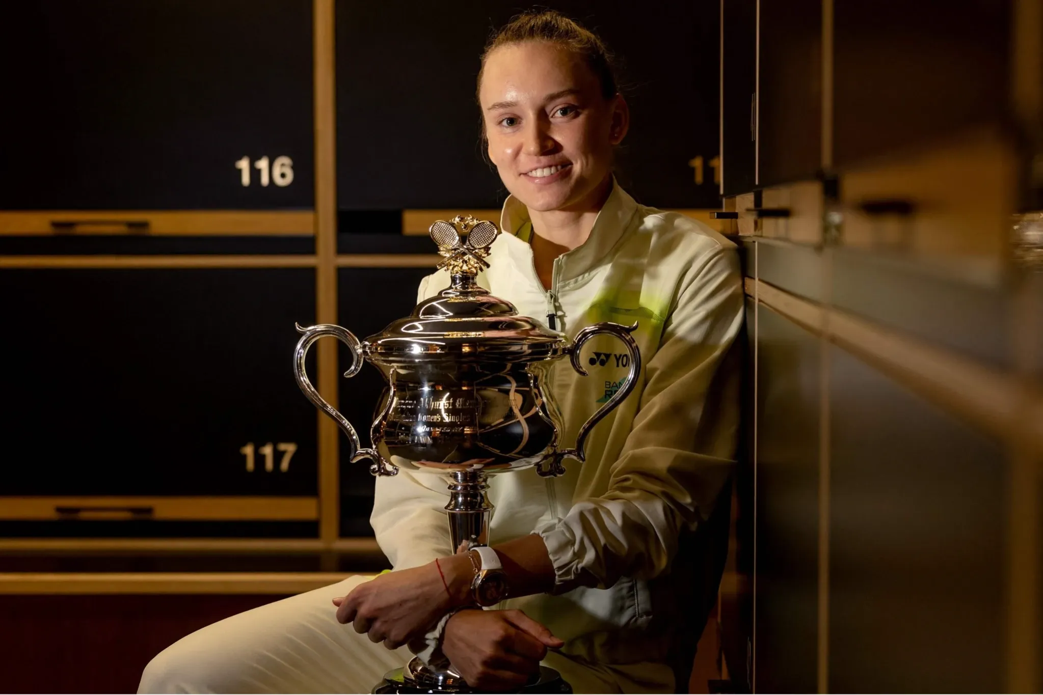 Елена Рыбакина с чемпионским кубком Australian Open после победы на турнире в Мельбурне, 31 января 2026 года