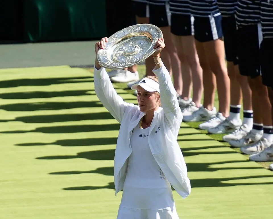 Елена Рыбакина с серебряным блюдом Venus Rosewater Dish после победы на Уимблдоне в 2022 году.