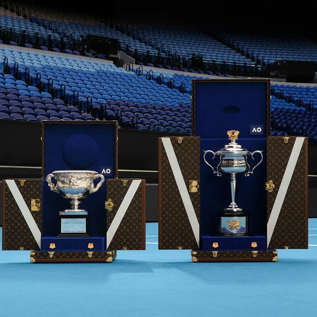 Футляры Louis Vuitton для трофеев Australian Open 2026. Справа находится женский Кубок Дафны Акхерст, слева мужской Кубок Нормана Брукса.