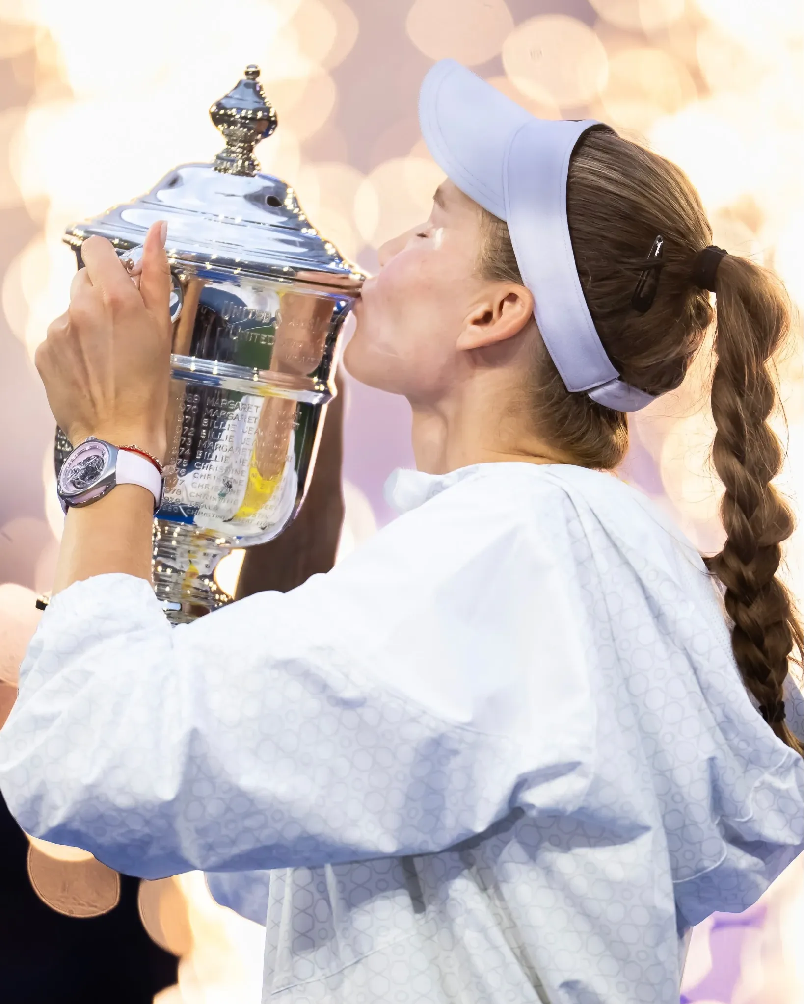 Елена Рыбакина с чемпионским кубком US Open 2026 у фонтанов рядом со стадионом Артура Эша в Нью-Йорке.