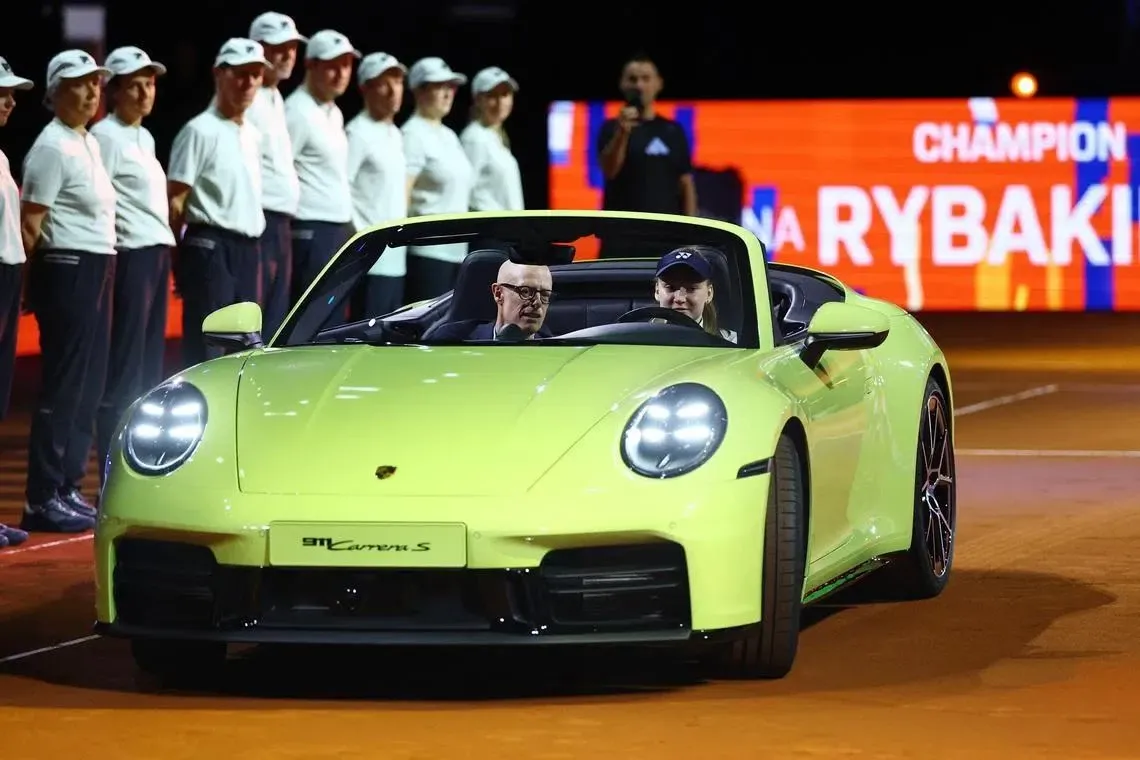 Елена Рыбакина за рулем призового Porsche 911 Carrera S Cabriolet на церемонии награждения турнира в Штутгарте в апреле 2026 года.