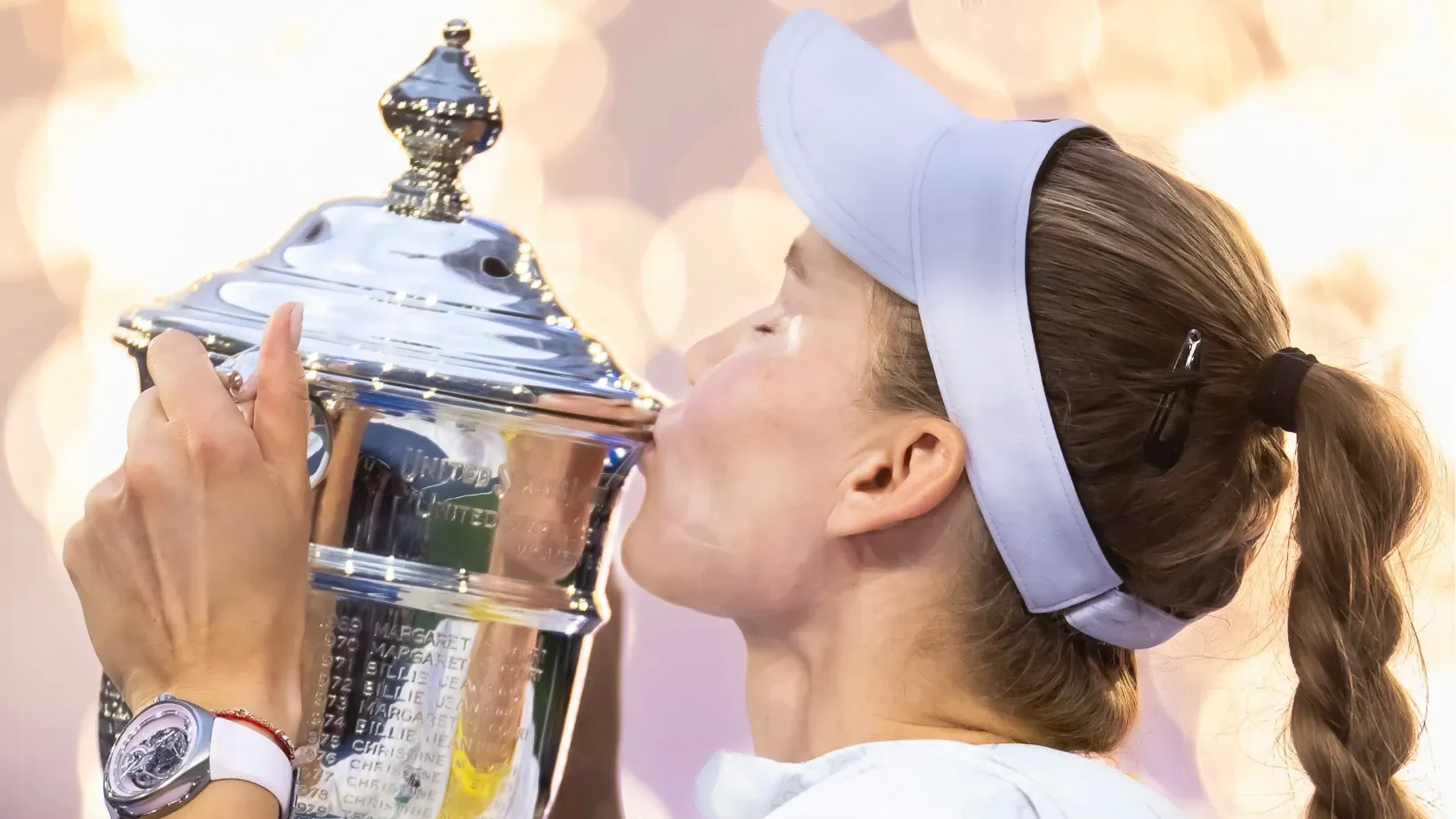 Рыбакина с кубком usopen