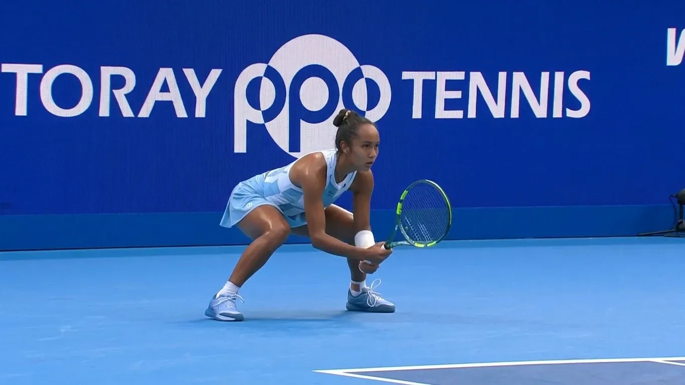 Фернандес готовится принять подачу от Химено Сакацумэ. Токио WTA 500