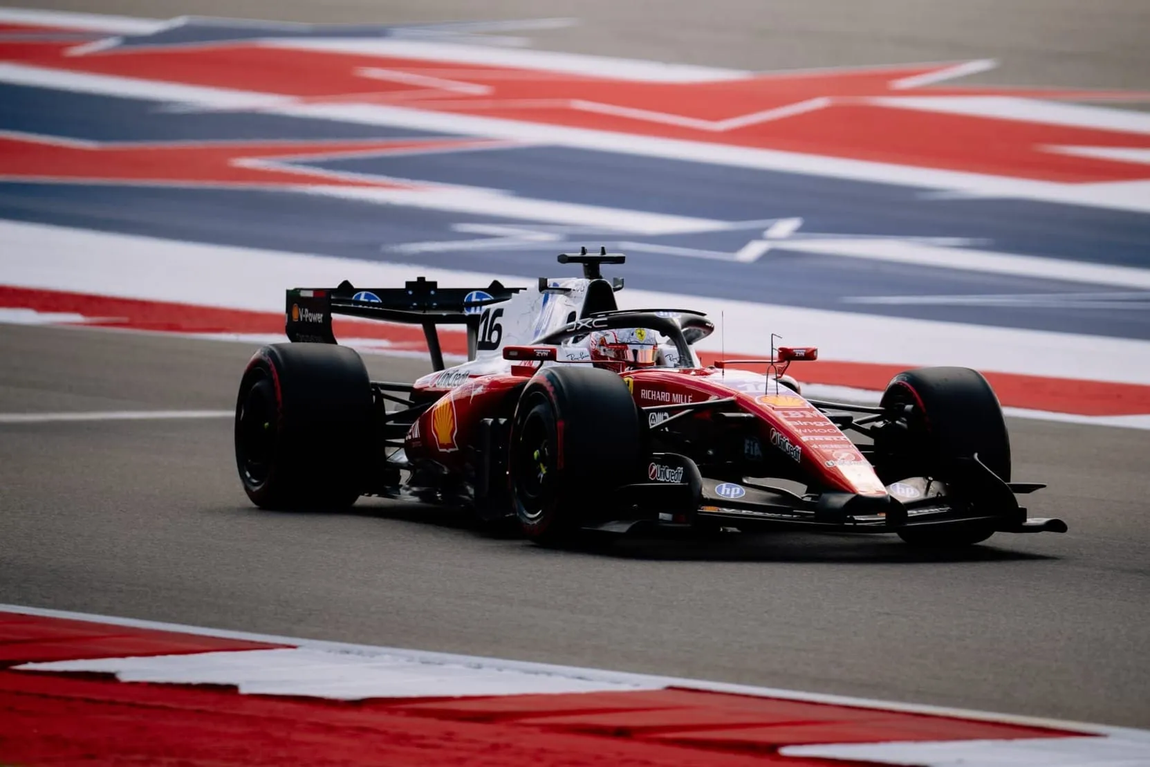 Болида Scuderia Ferrari SF-26 на трассе Остин (Circuit of the Americas) в США в октябре 2026.