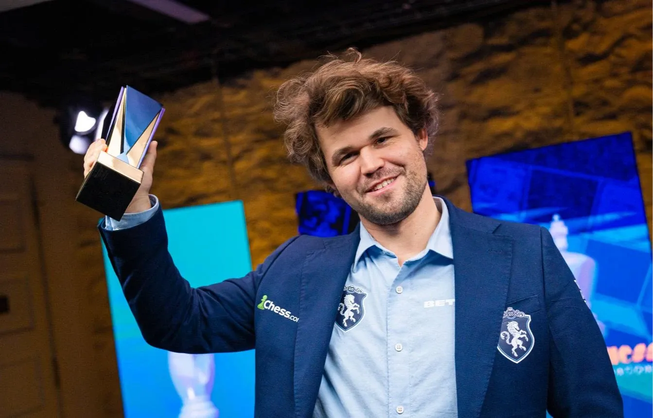 норвежский гроссмейстер Магнус Карлсен с трофеем победителя турнира Clutch Chess: Champions Showdown 2025