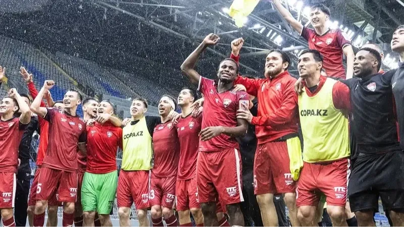 Игроки «Кайсара» празднуют выход в финал Кубка Казахстана 19 августа 2026 года в Астане после ответного полуфинала с «Женисом».