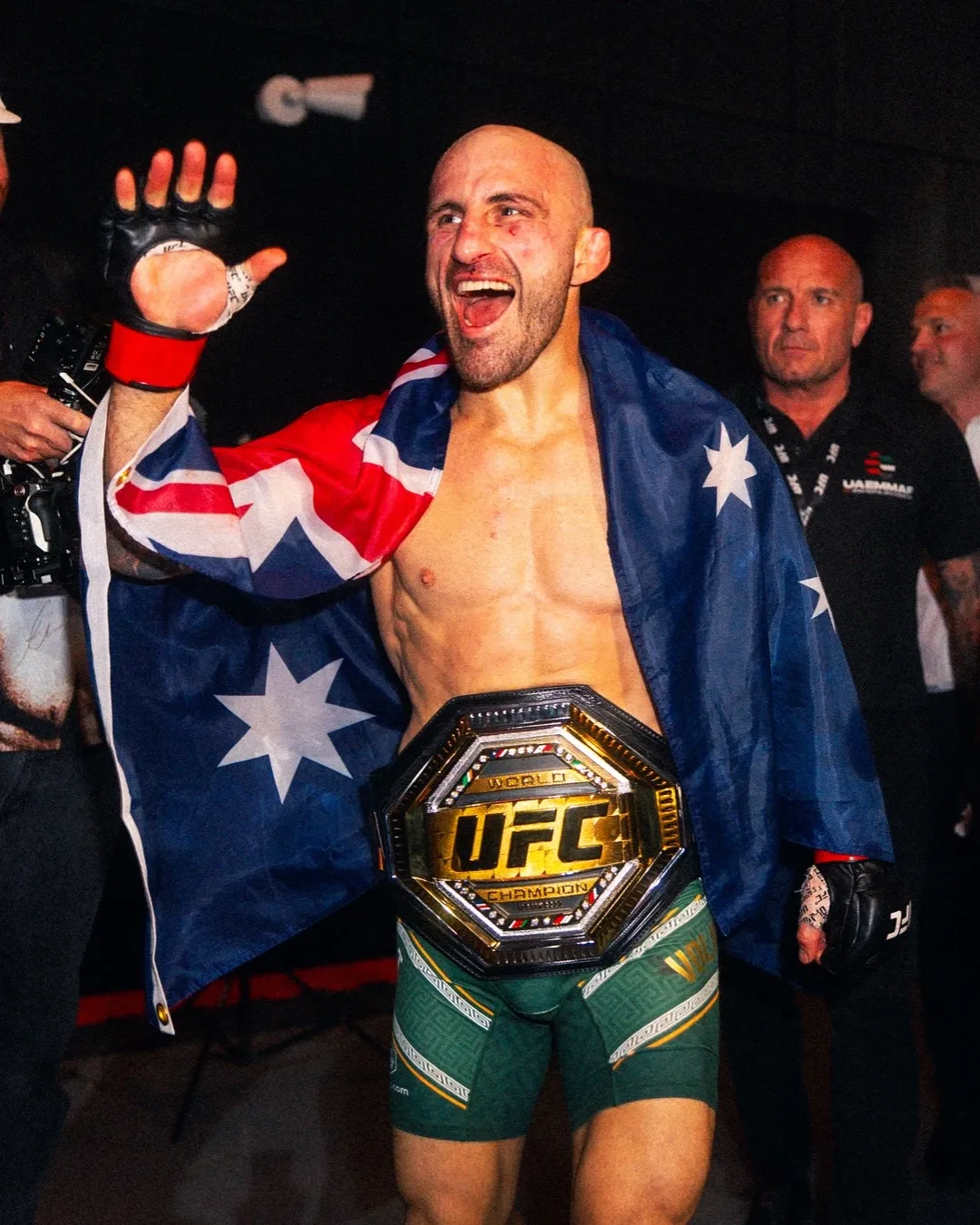 Волкановски с поясом UFC