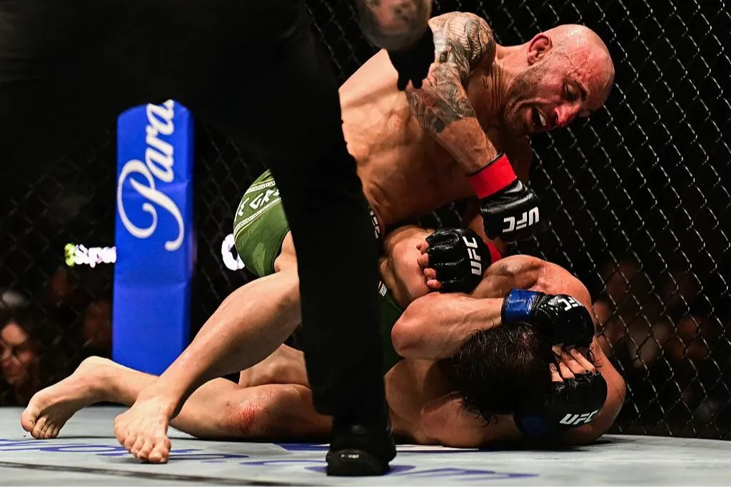 Момент победы Александра Волкановски над Мовсаром Евлоевым на UFC 333