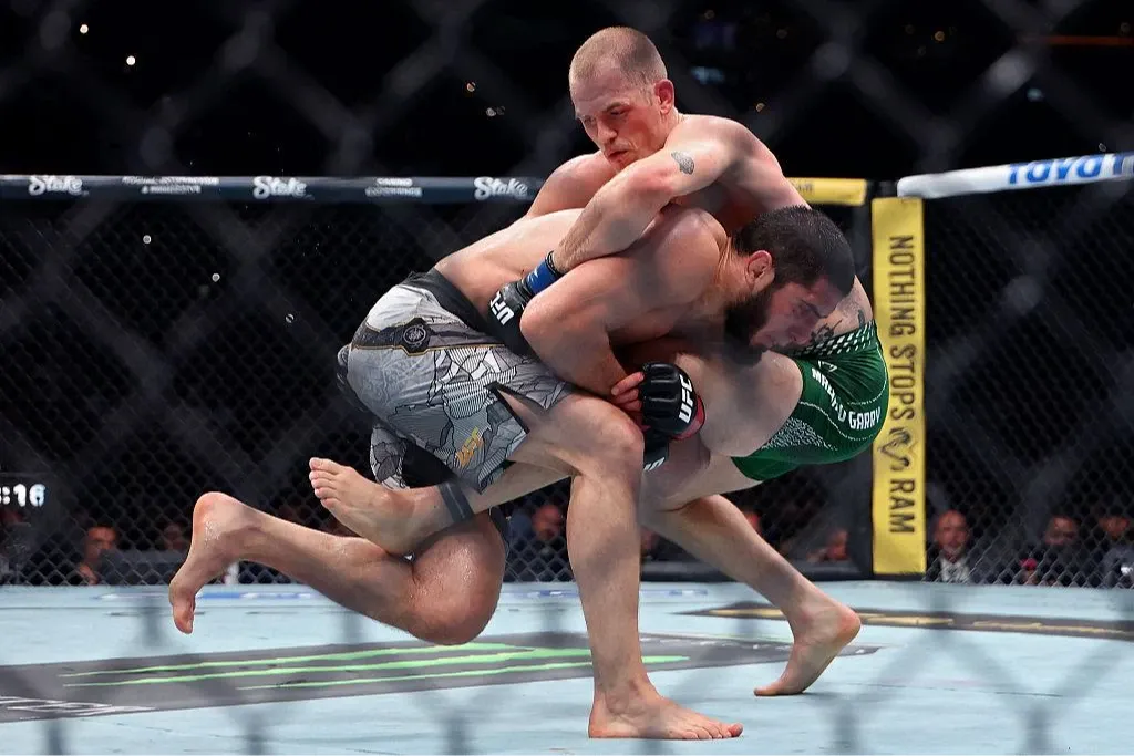 Последний бой Ислама Махачева, 15 августа на UFC 330 в Филадельфии, когда победил Иэна Мачадо Гэрри и впервые защитил титул в полусреднем весе