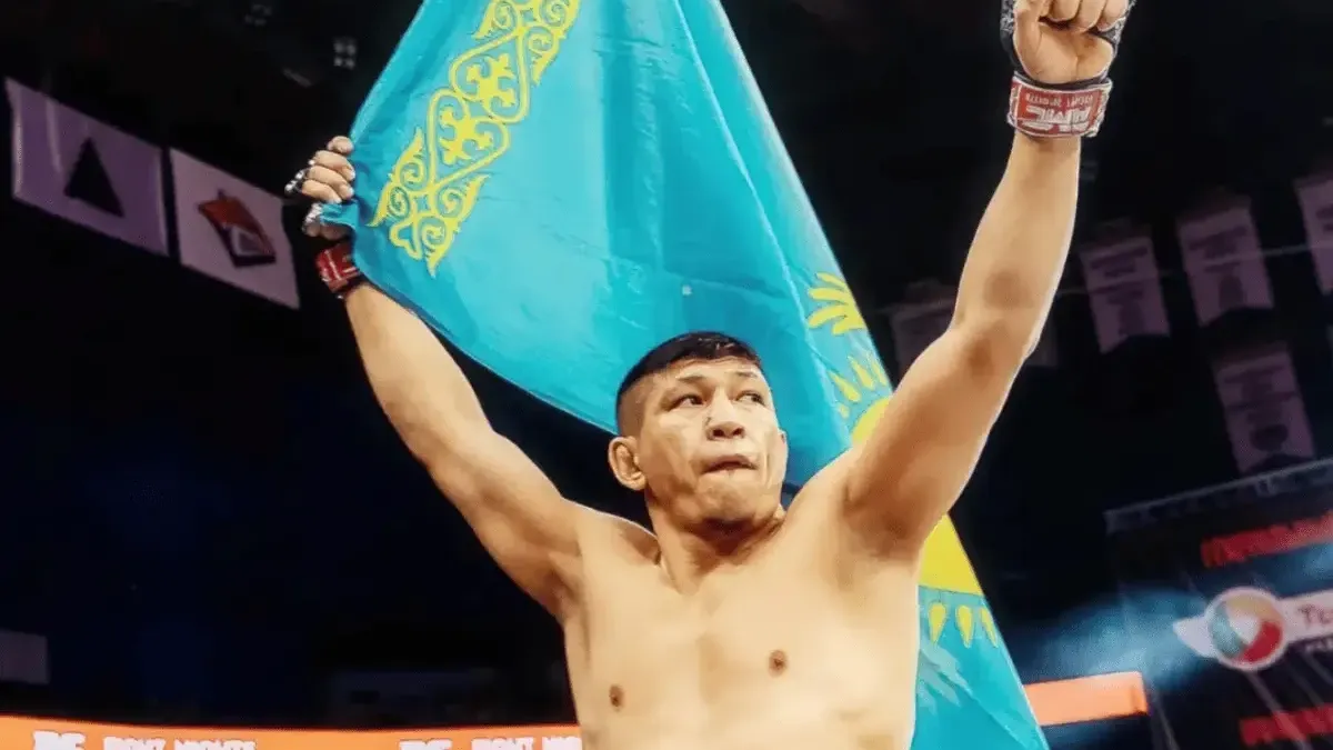 Куат «Найман» Хамитов с флагом Казахстана на фоне баннеров российской лиги Fight Nights Global (ныне AMC Fight Nights)
