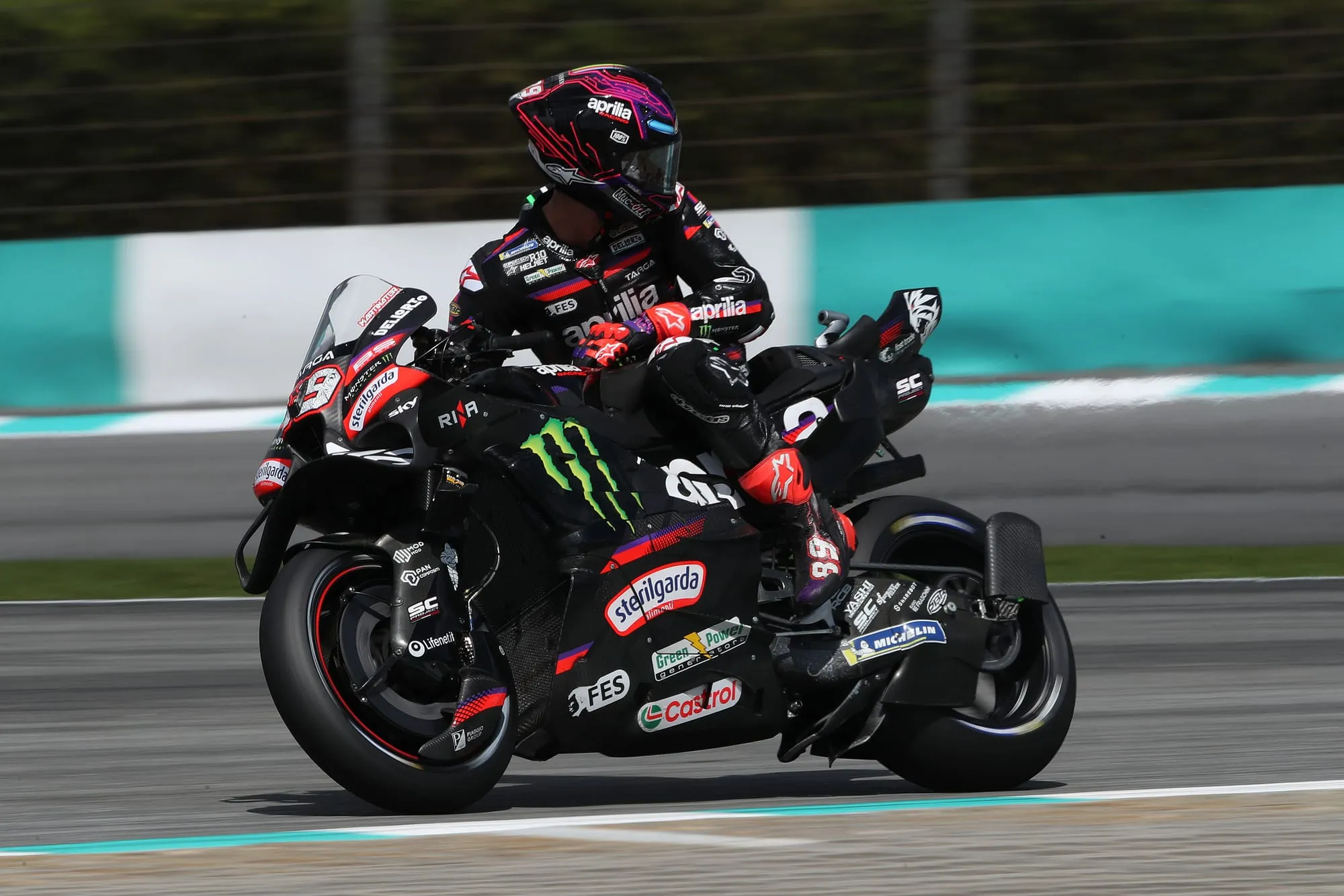 Хорхе Мартин на мотоцикле Aprilia RS-GP в цветах спонсора Monster Energy.