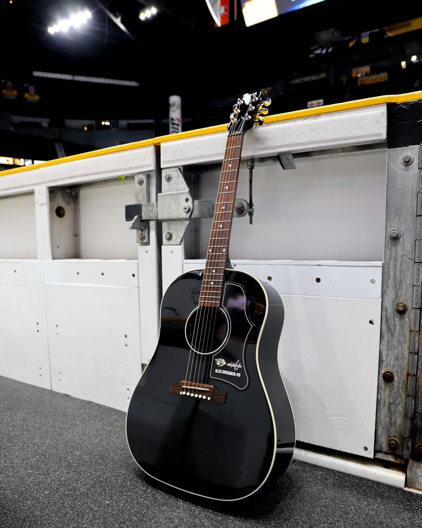 Акустическая гитара Gibson J-45 с памятной наклейкой «ALEX OVECHKIN #8»