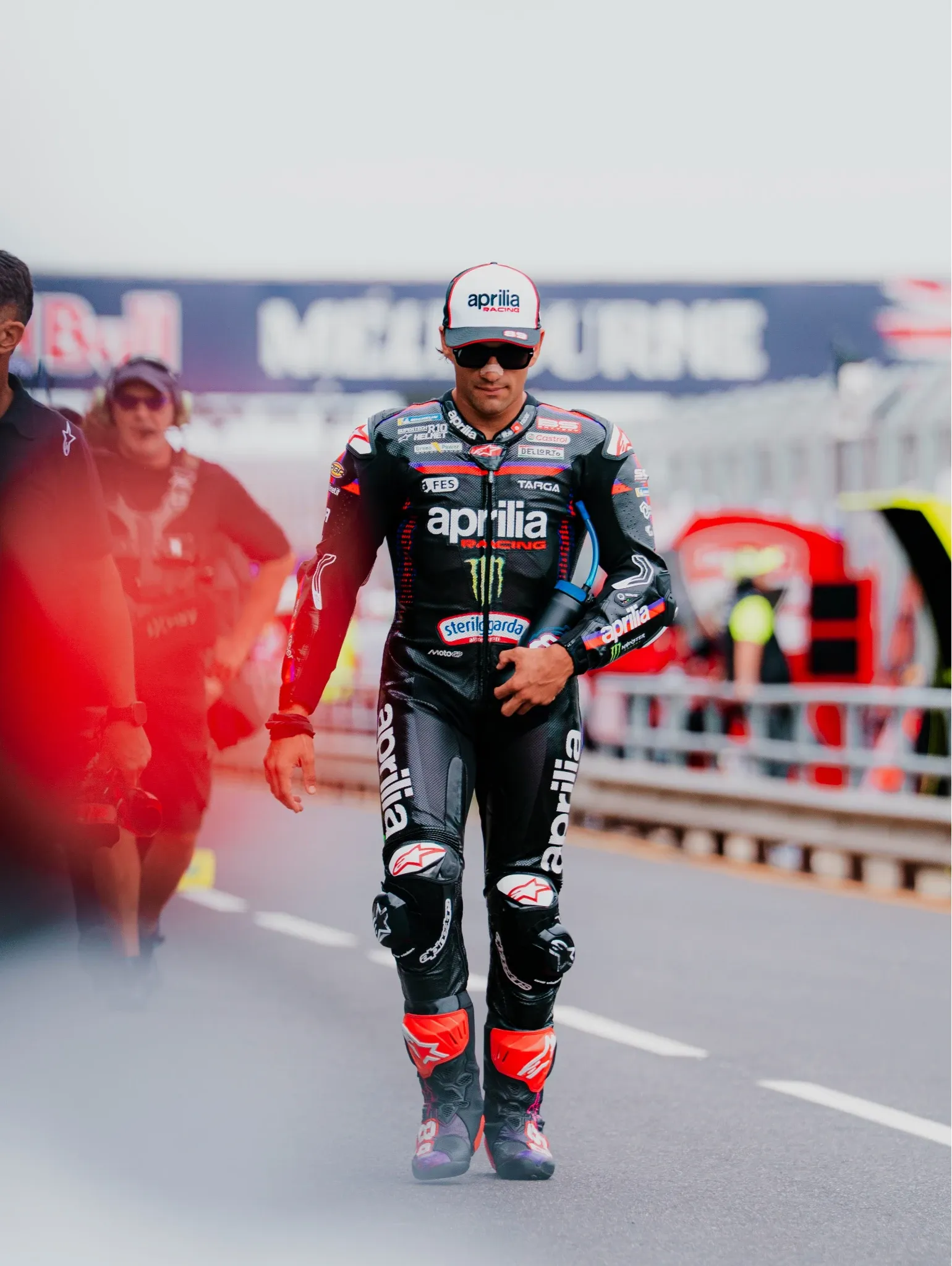 Хорхе Мартин в гоночном комбинезоне и экипировке заводской команды Aprilia Racing.