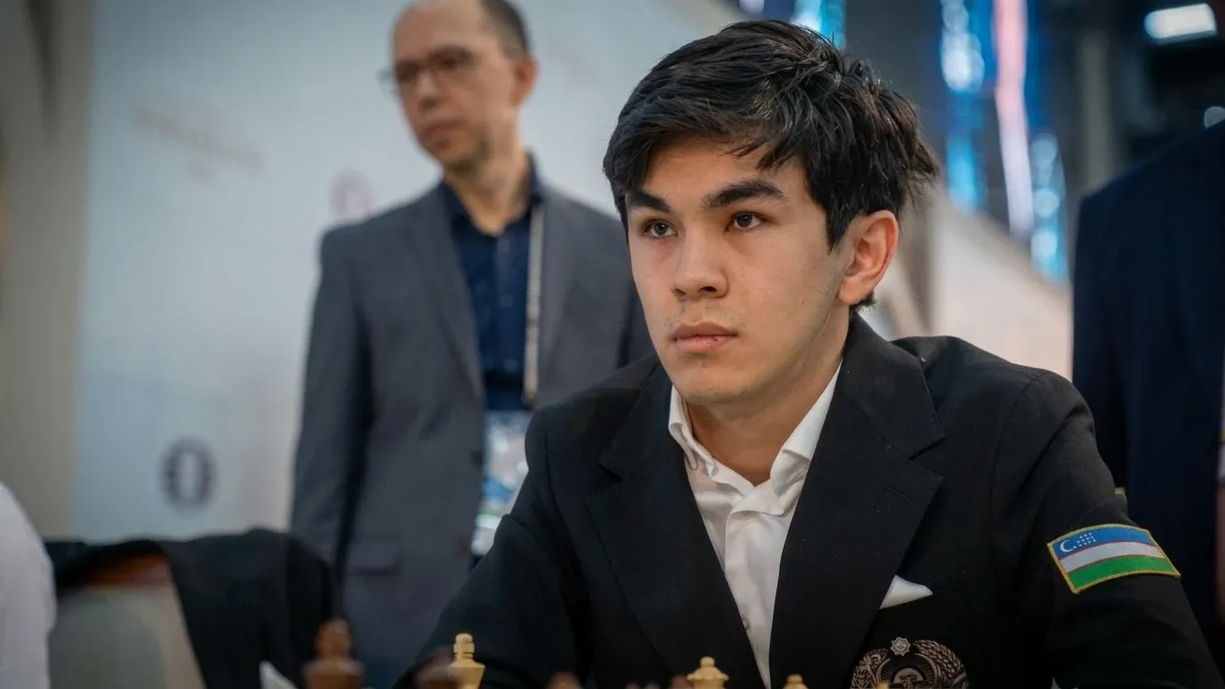 Жавохир Синдаров за шахматной доской в заключительный день Clutch Chess: Champions Showdown, 29 октября 2026 года