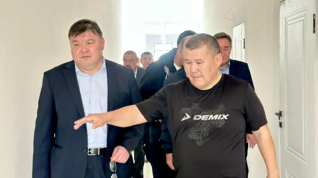 Аким Шардаринского района Туркестанской области Арман Романұлы Қарсыбаев во время рабочей поездки по осмотру строительства нового спортивного комплекса в селе Сүткент.