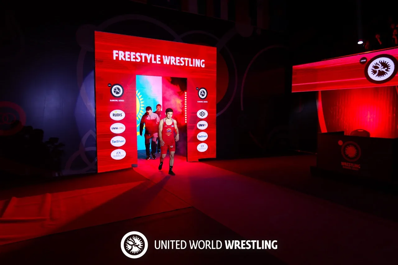 Выход борцов на арену соревнований по вольной борьбе под эгидой United World Wrestling